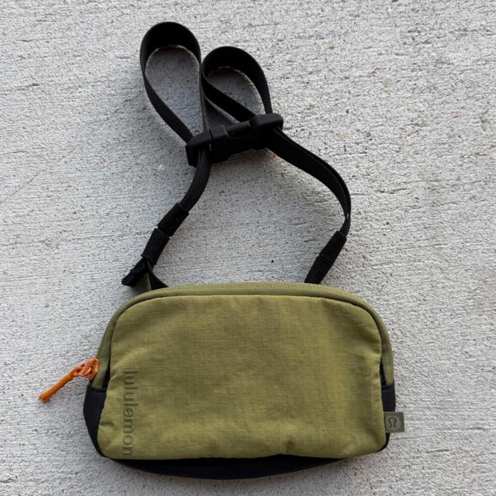 Lululemon green khaki everywhere crossbody bag